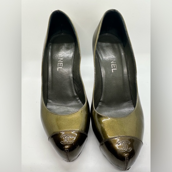 CHANEL Patent Leather Green Pumps, • Interlocking CC Logo. Size 38.5 (US 8.5) - Picture 2 of 9
